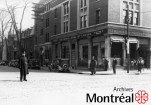 Policier à la circulation au coin des rues Saint-Luc et Saint-Mathieu, 4 mai 1938, Archives de la Ville de Montréal.